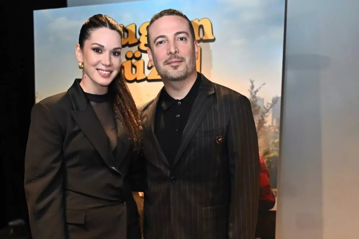 Oğuzhan Koç aşka geldi! Sevgilisi Hazal Subaşı'yı dudağından öptü