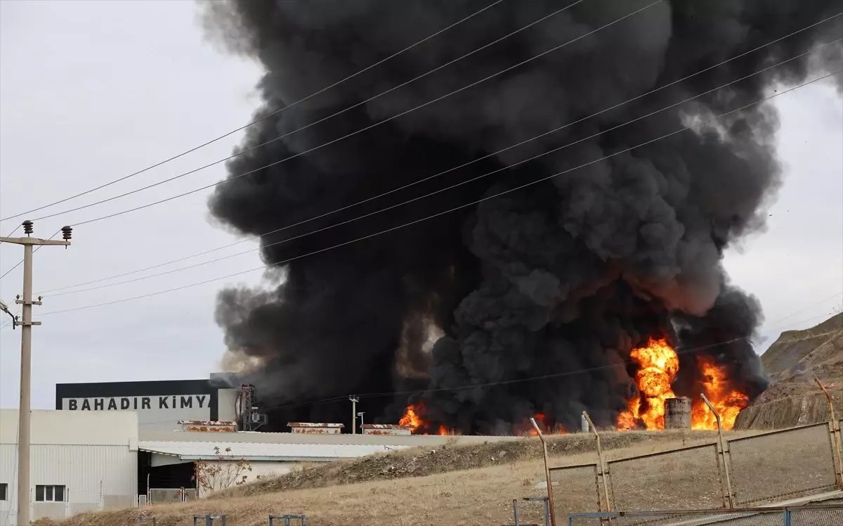 Kırıkkale OSB'de bir fabrikada çıkan yangına müdahale ediliyor