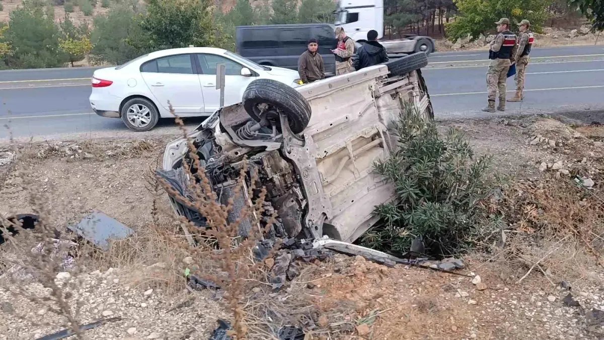Şanlıurfa'da hafif ticari araç devrildi: Baba ve oğlu yaralandı