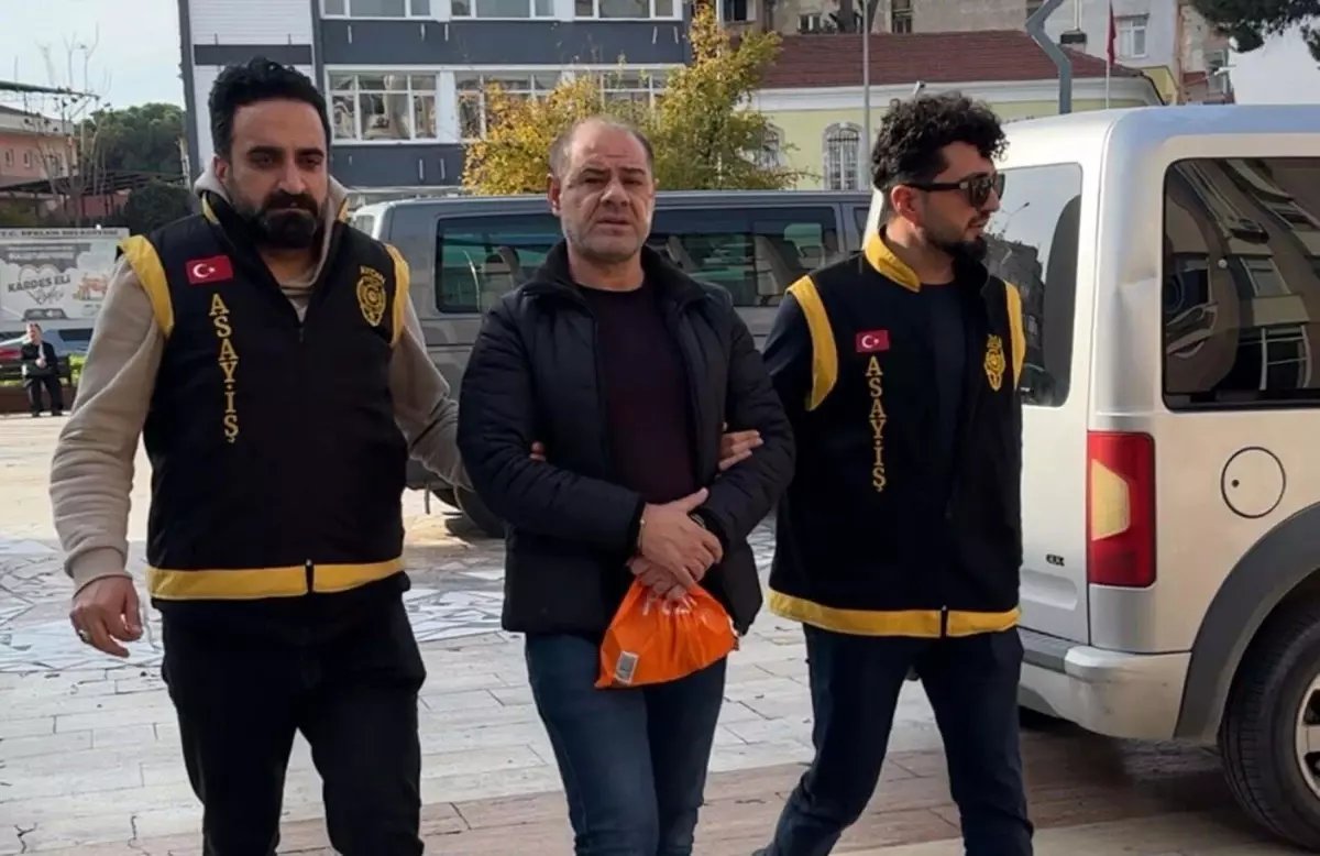 Polis aranan hükümlüyü, 'Banyo su akıtıyor komşu' diyerek girdiği evde yakaladı