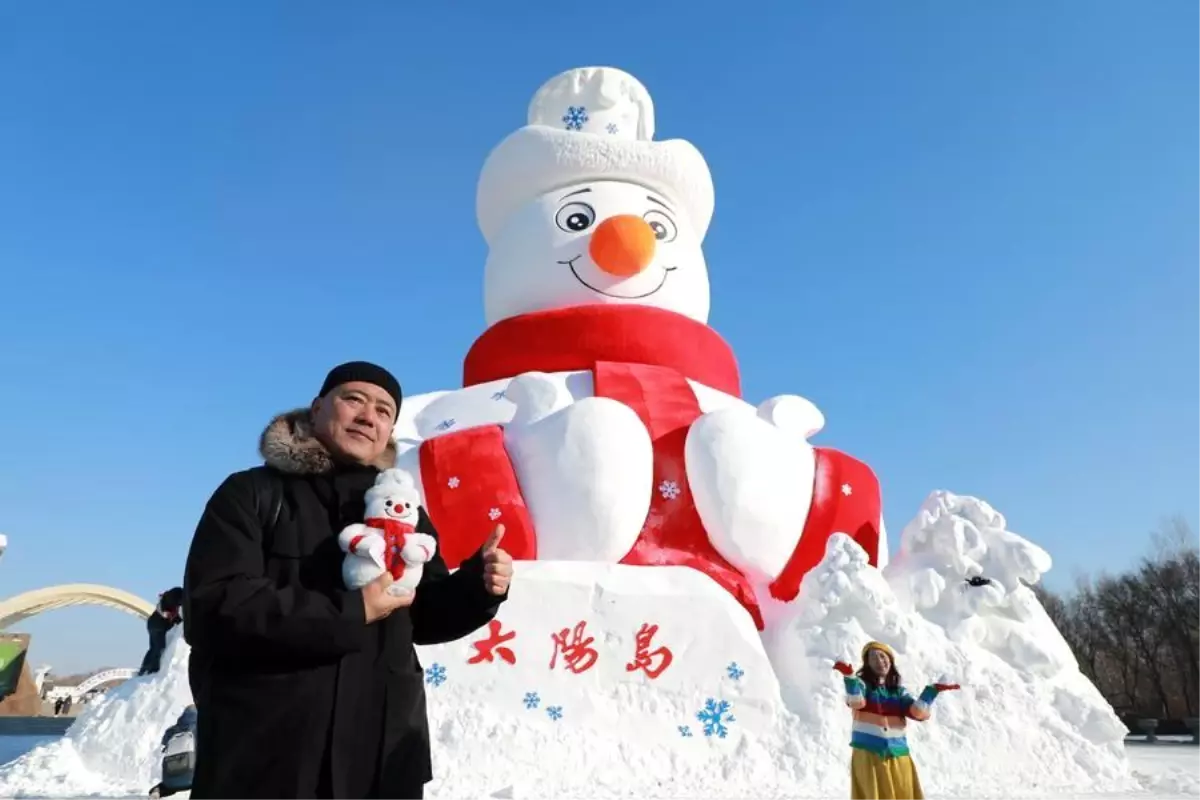 Albüm: Çin'in Harbin Kentinde 23,8 Metrelik Kardan Adam Ziyaretçilerini Bekliyor