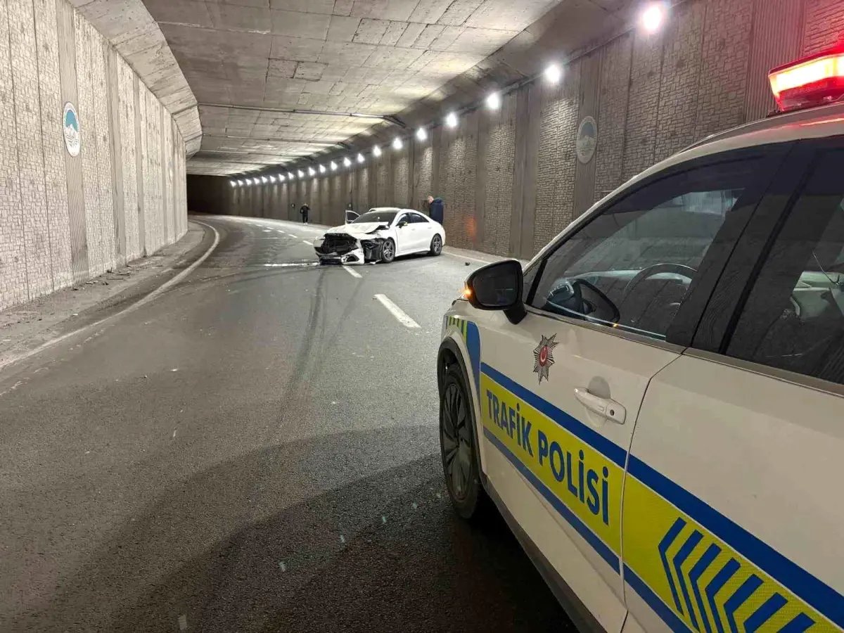 Alkollü sürücünün karıştığı kazada lüks otomobil pert oldu