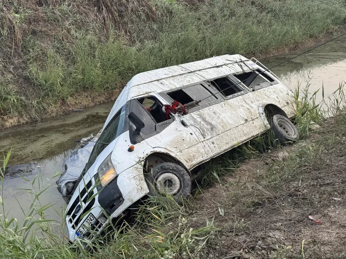 Adana'da Minibüs Kanala Devrildi: 18 Yaralı