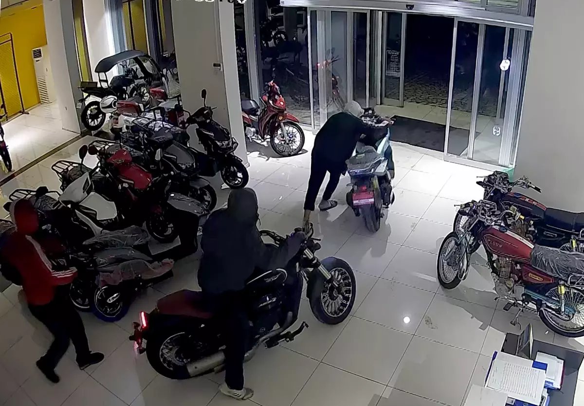 Kepengini zorlayarak girdikleri galeriden 1 dakikada 4 motosiklet çaldılar