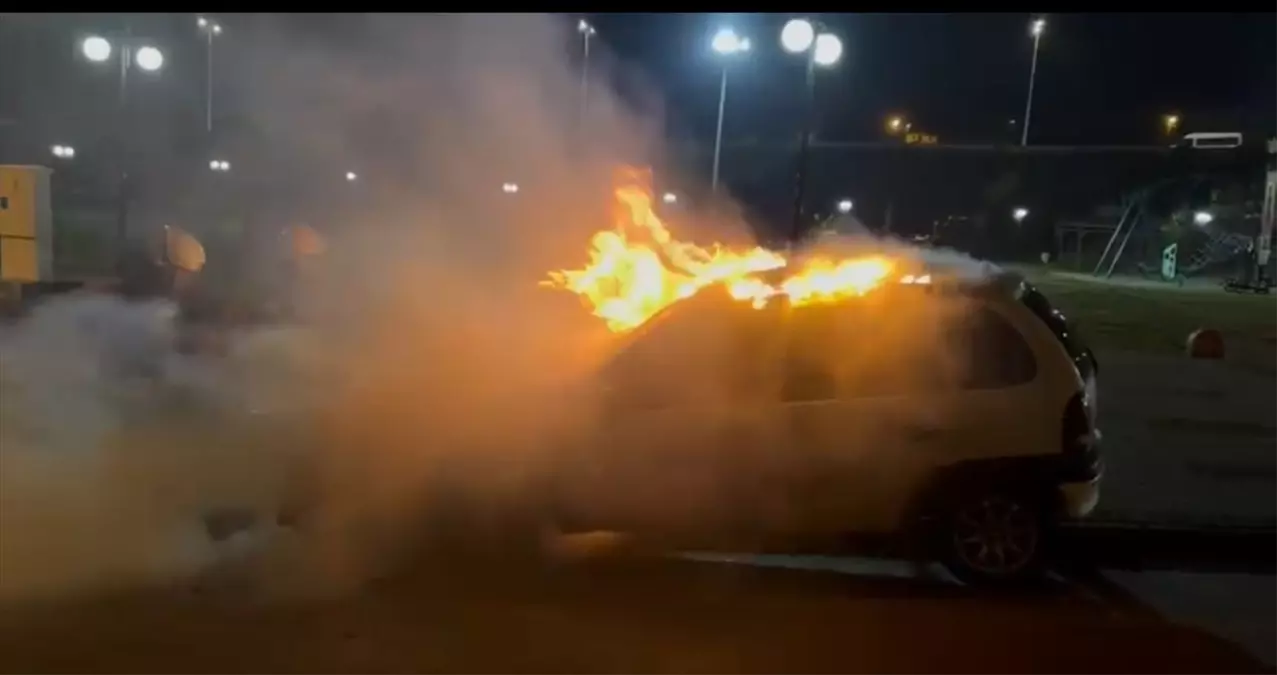 Yozgat'ta park halindeki otomobilde çıkan yangın söndürüldü