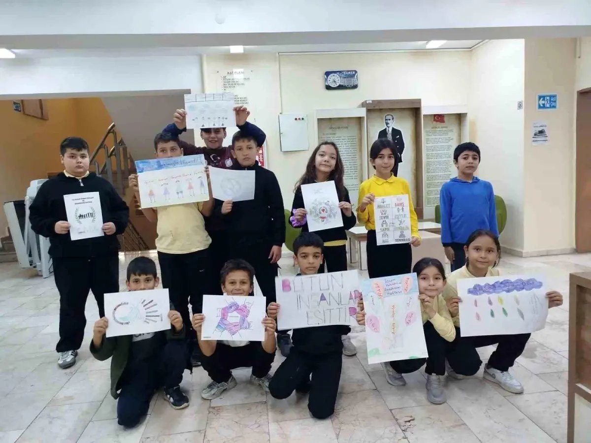 Dünya İnsan Hakları Günü'nde öğrencilerden farkındalık etkinliği