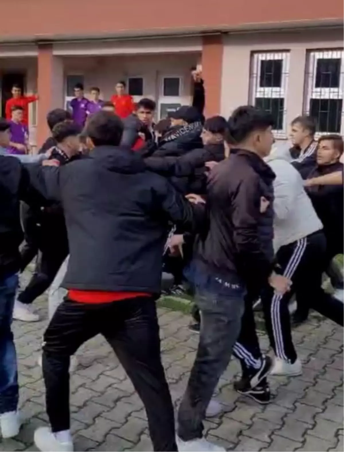 Liseler arası futbol turnuvasında öğretmen darbedildi; 2 öğrenciye gözaltı