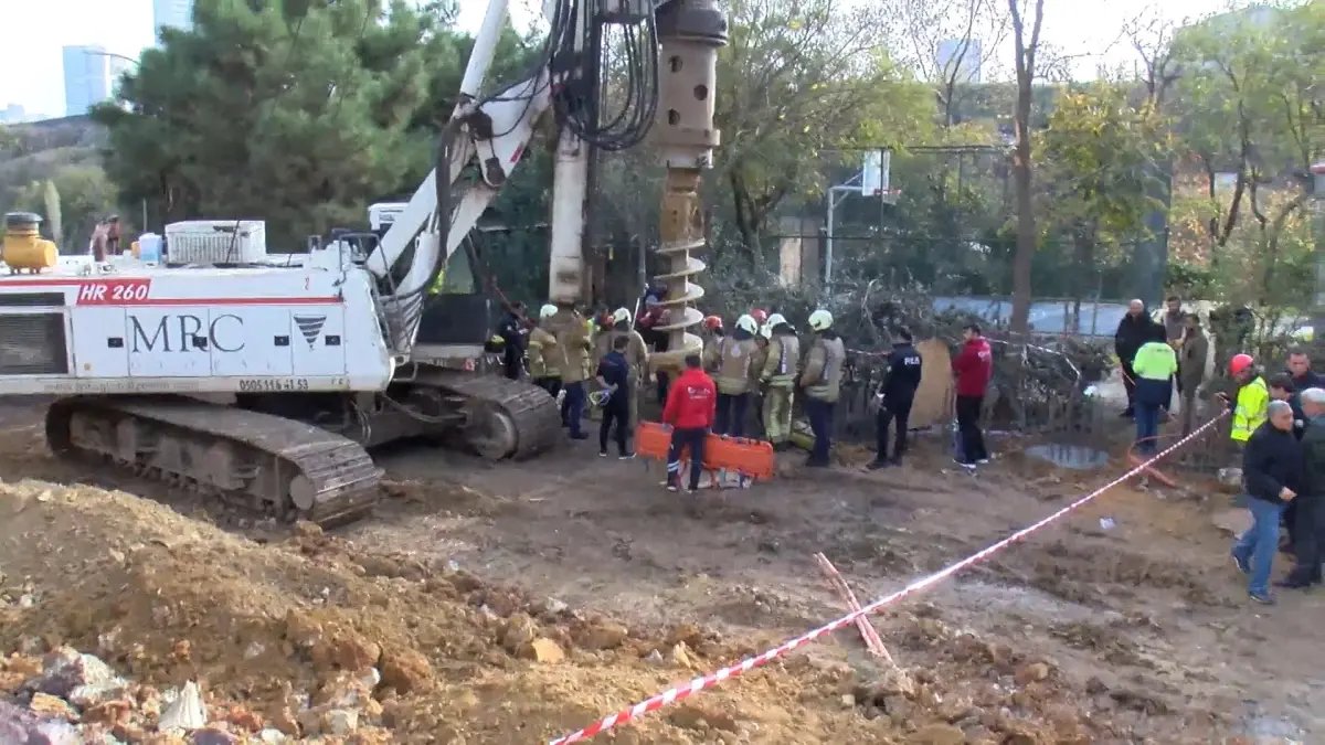 Kadıköy'de inşaat çalışmasında işçi çukura düştü-1
