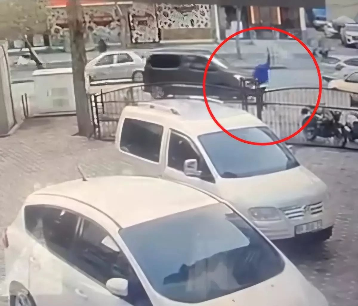 Kaldırımda yürürken tabancayla rastgele ateş açan şüpheli tutuklandı