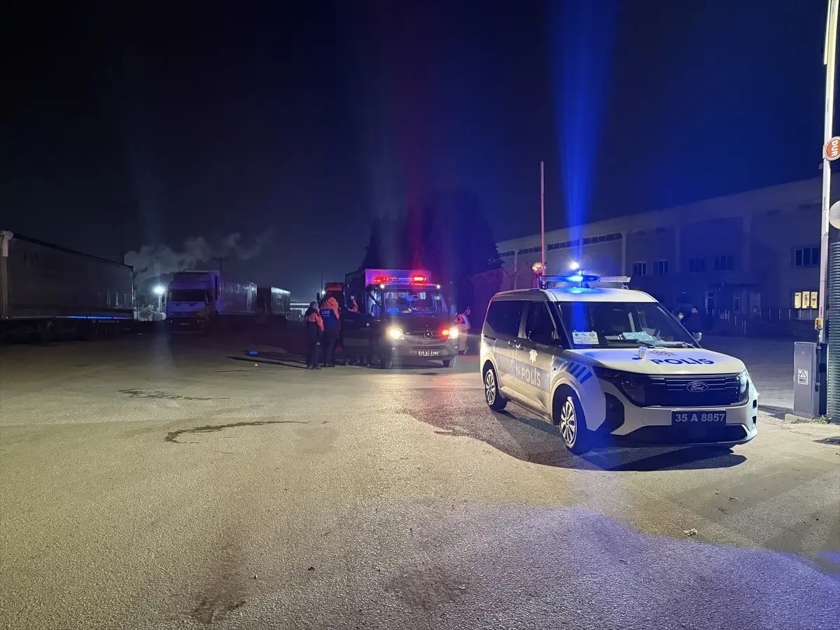 İzmir'de tırdaki kimyasal madde sızıntısından etkilenen 5 kişi hastaneye kaldırıldı