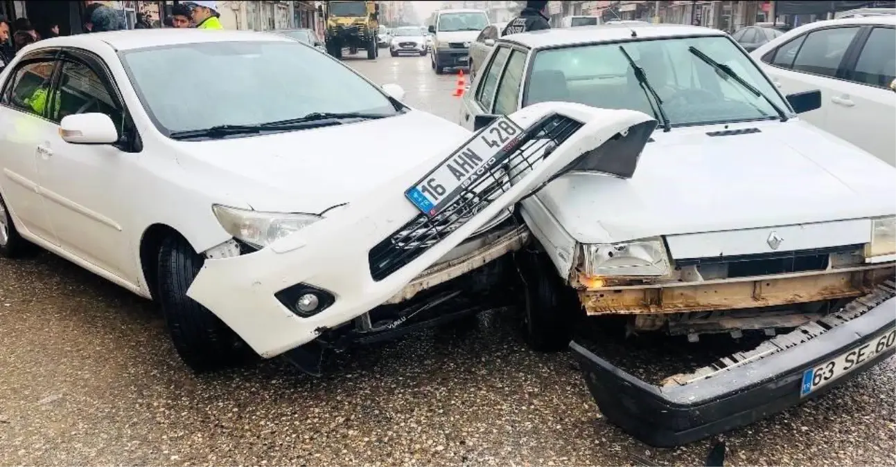 Ceylanpınar'da 2 otomobil çarpıştı