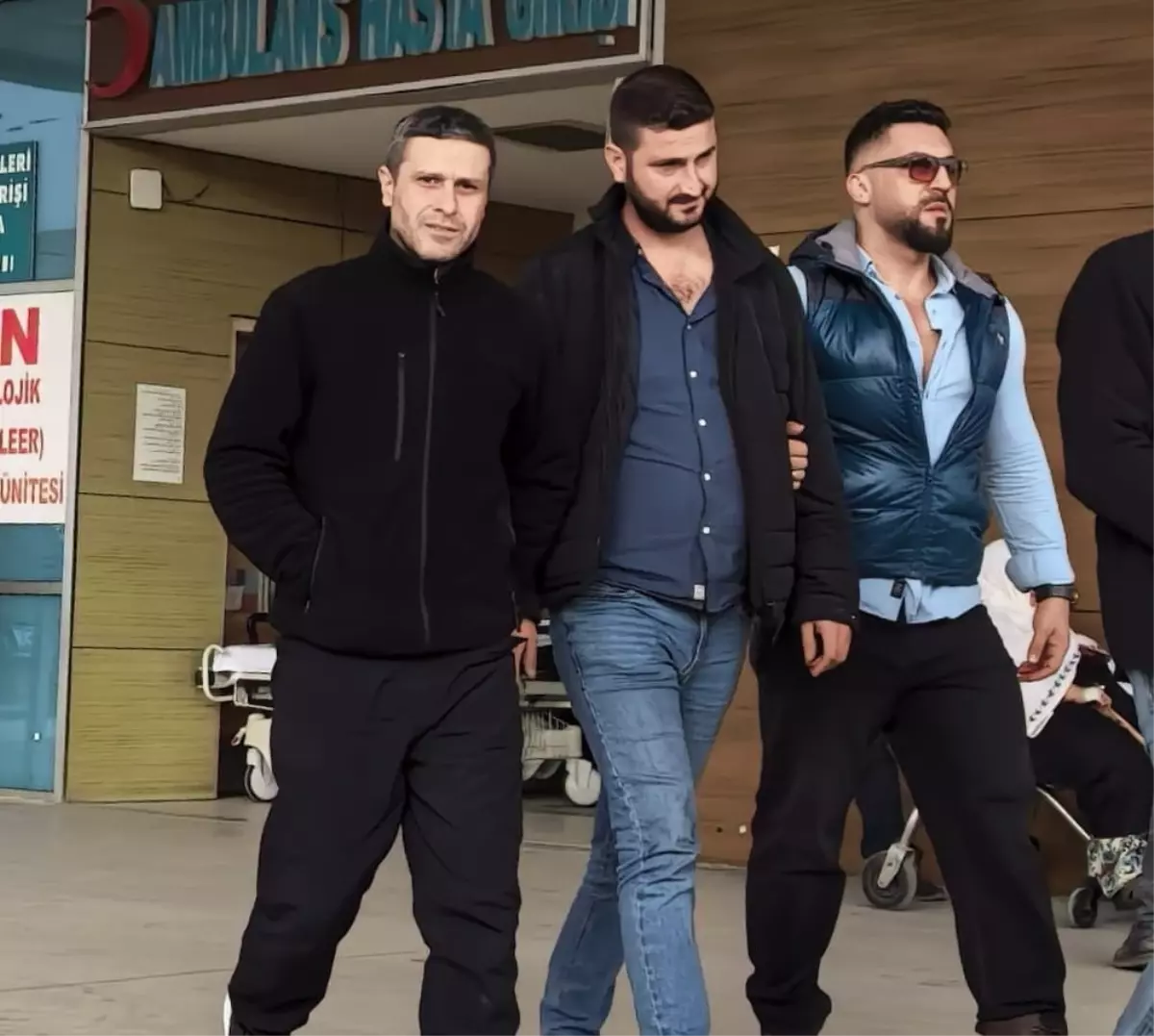 Otomobille uyuşturucu satışı yapan 2 şüpheli, suçüstü yakalandı