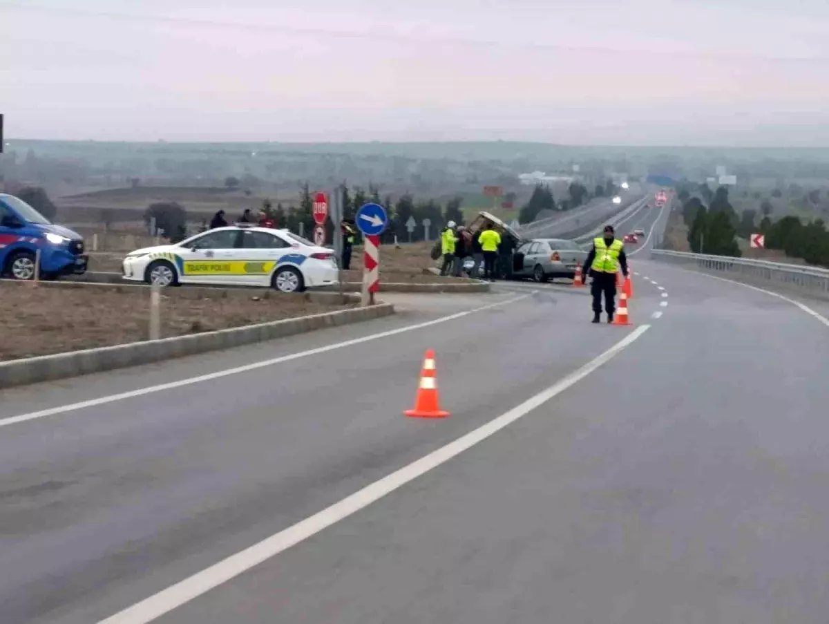 Kütahya'da otomobil ile traktör çarpıştı: 2 yaralı