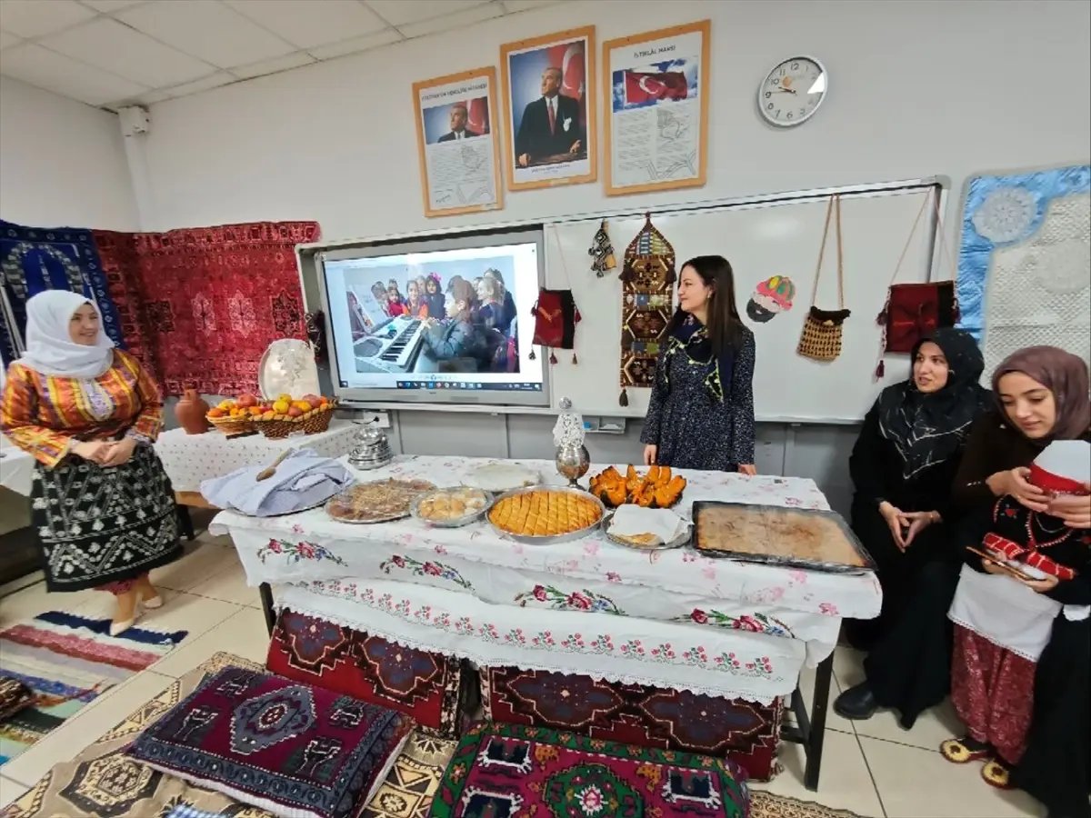 Malatya'da öğrenciler tarafından yerli malı haftası kutlandı