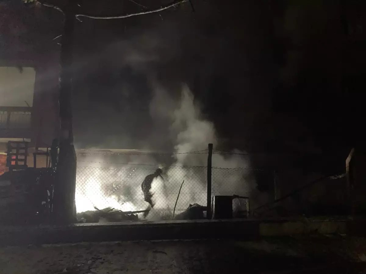 Ankara'da hurdalık alanda çıkan yangın apartmana sıçradı; 8 kişi dumandan etkilendi