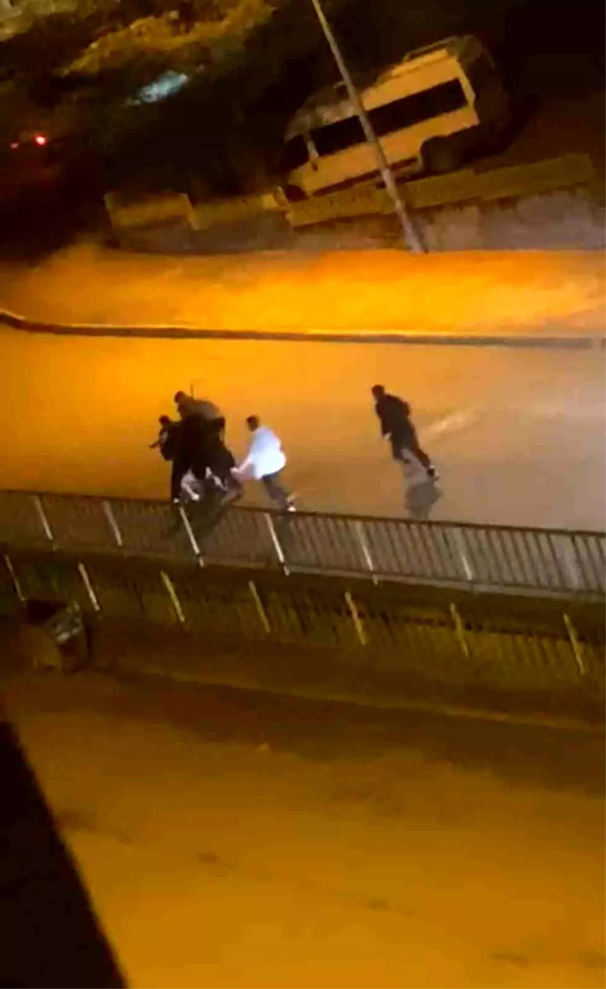 Karabük'te bir genç, 4 kişi tarafından acımasızca böyle darbedildi