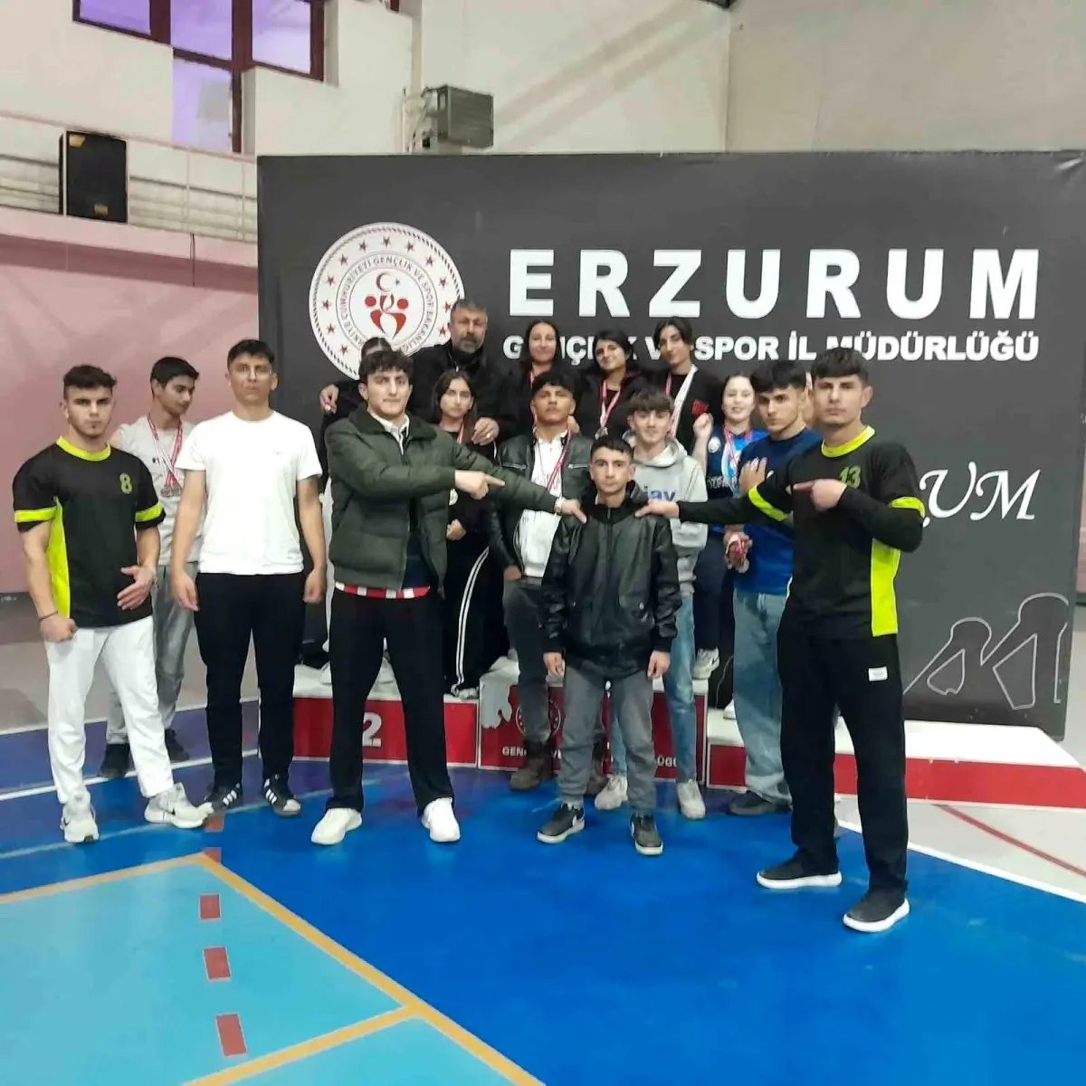 Oltulu liseliler bilek güreşinde rakiplerine geçit vermedi