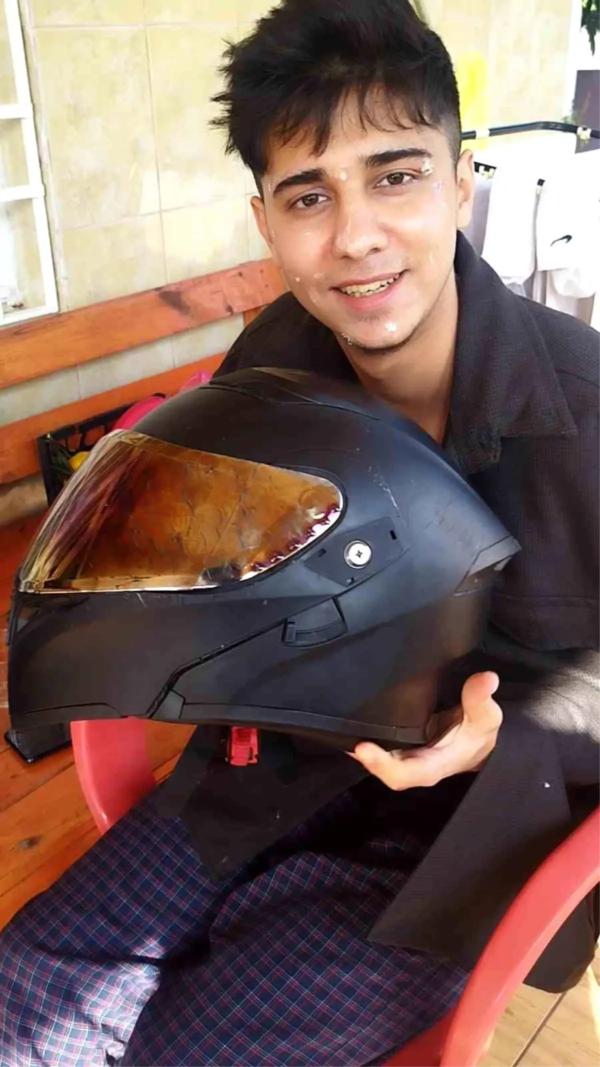 Kaskla yaşama tutunan motosikletli genç: "Polisler doğru söylüyormuş"