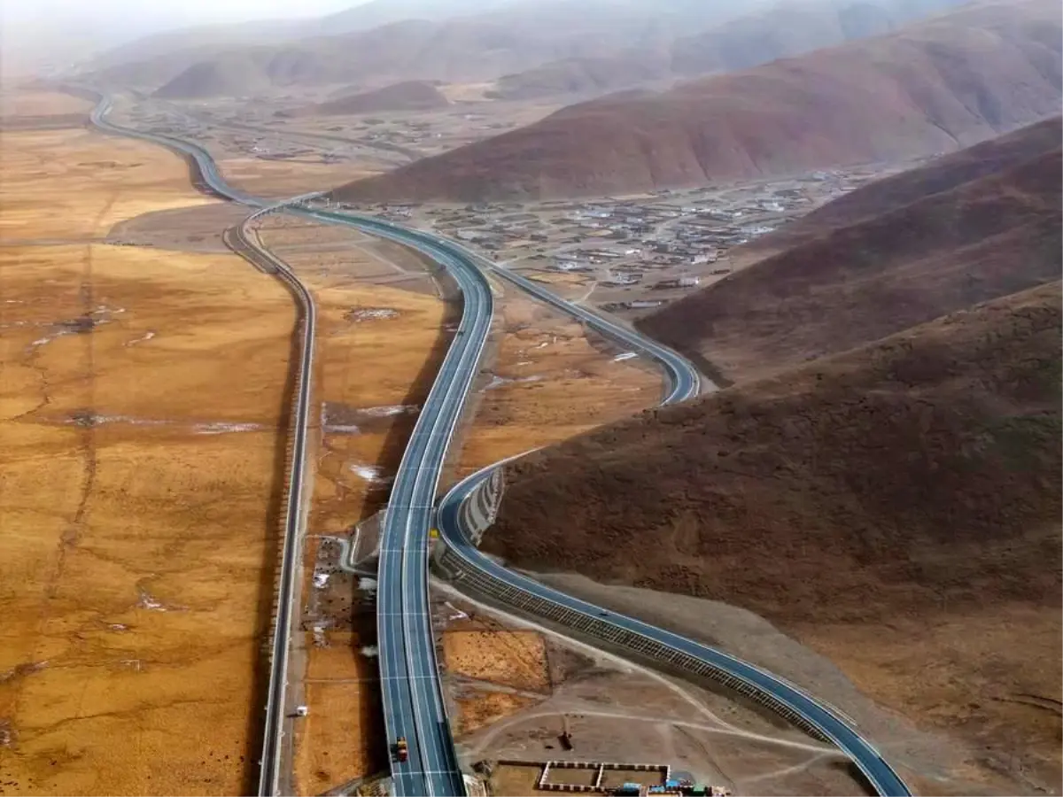 Çin'de Qinghai-Xizang Demiryolu Hattı Üzerindeki En Yüksek Rakımlı Yolcu İstasyonu Hizmete Açıldı