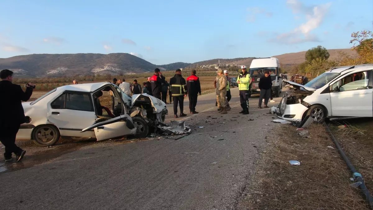 Kilis'te Otomobil ile Hafif Ticari Araç Kafa Kafaya Çarpıştı: 3 Yaralı