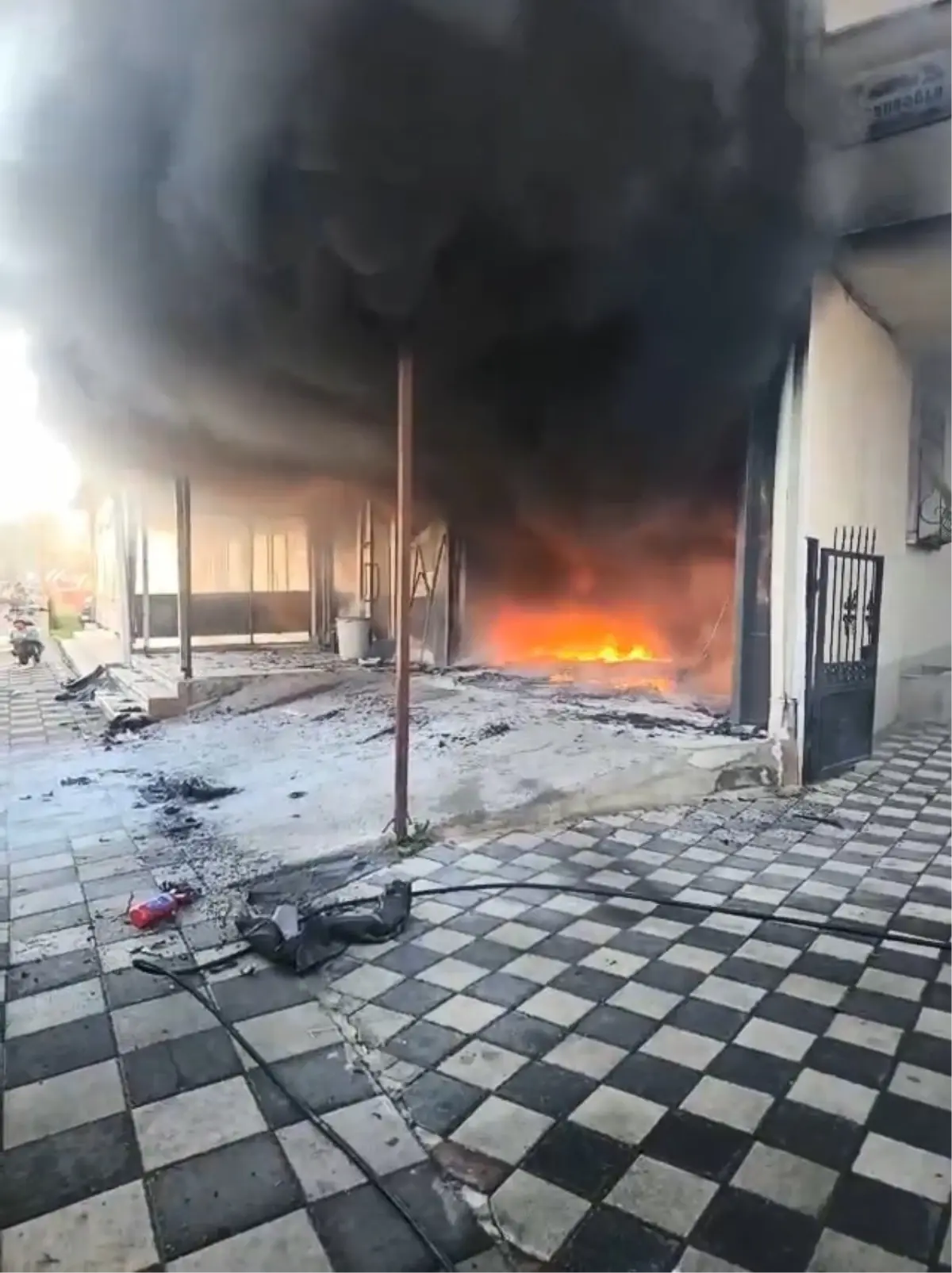 Oto kaportacıda çıkan yangın söndürüldü