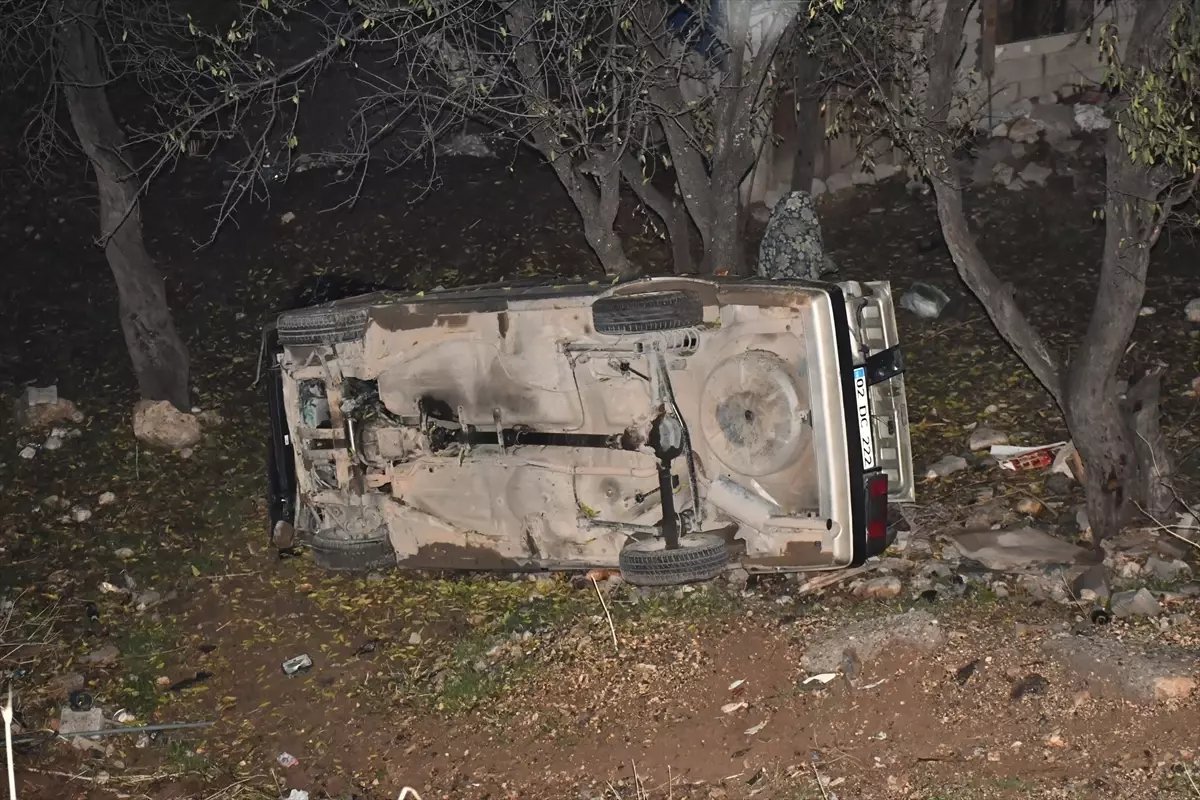Adıyaman'da şarampole devrilen otomobildeki 2 kişi yaralandı