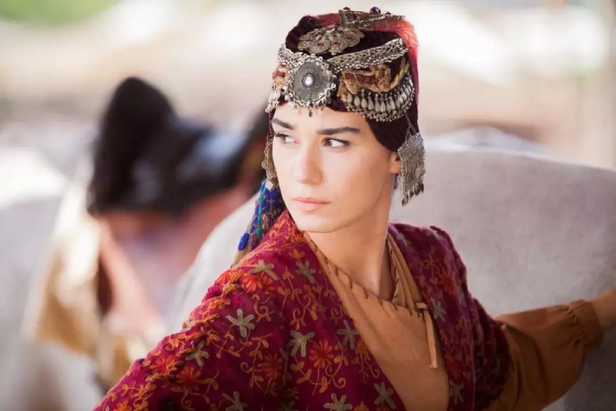 Burcu Kıratlı'yı dantelli mini elbisesiyle bir görün! Bakan bir daha baktı