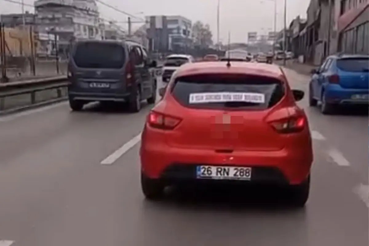 Aracın arkasına astığı yazı şaşkına çevirdi! Gören telefonuna sarıldı