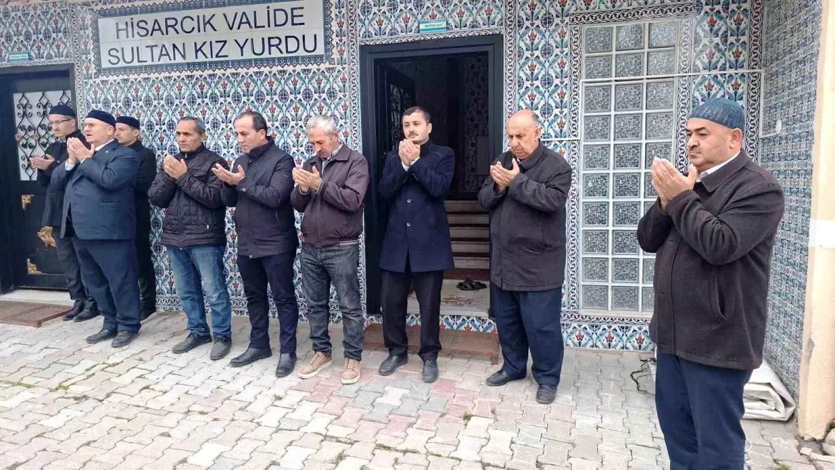 Hisarcık'ta umre kafilesi dualarla uğurlandı