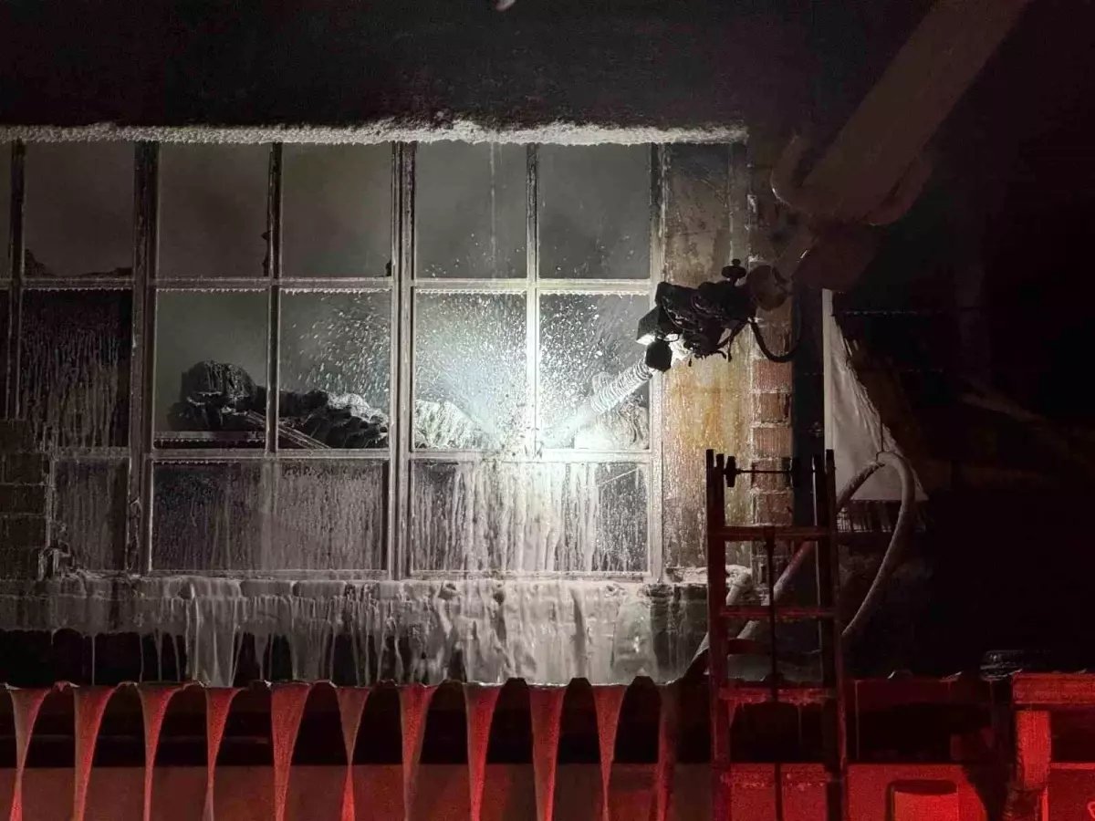 Hırdavat dükkanı alev topuna döndü, ekipler seferber oldu