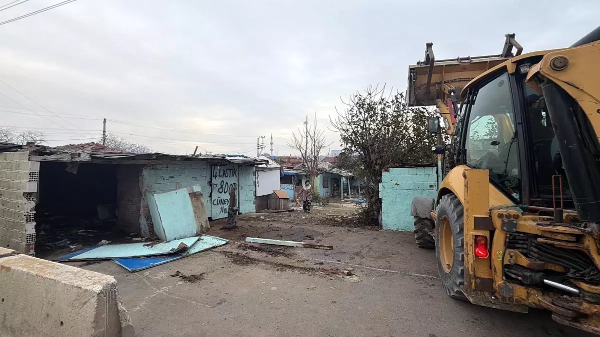 Tekirdağ'da uyuşturucu satışı yapılan 10 metruk bina yıkıldı