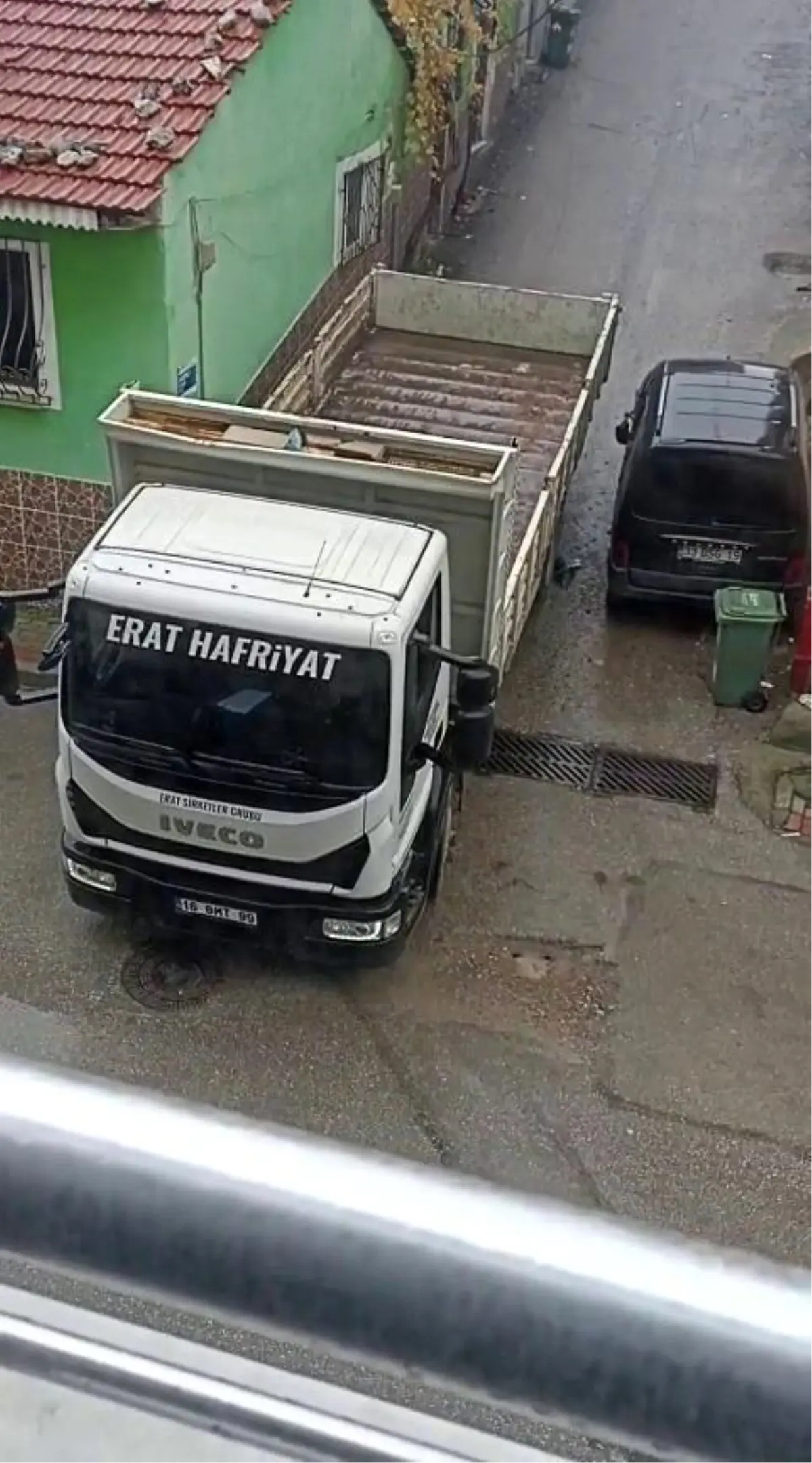 Bursa'da bir kamyon sokak arasındaki araca ağır zarar verip kaçtı