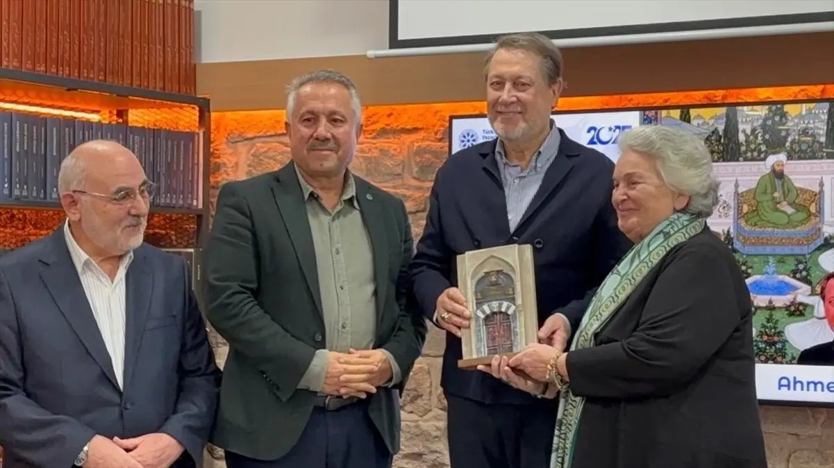 Sanatçı Ahmet Özhan'a, Mevlana Türbesi Gümüş Kapısı minyatürü hediye edildi