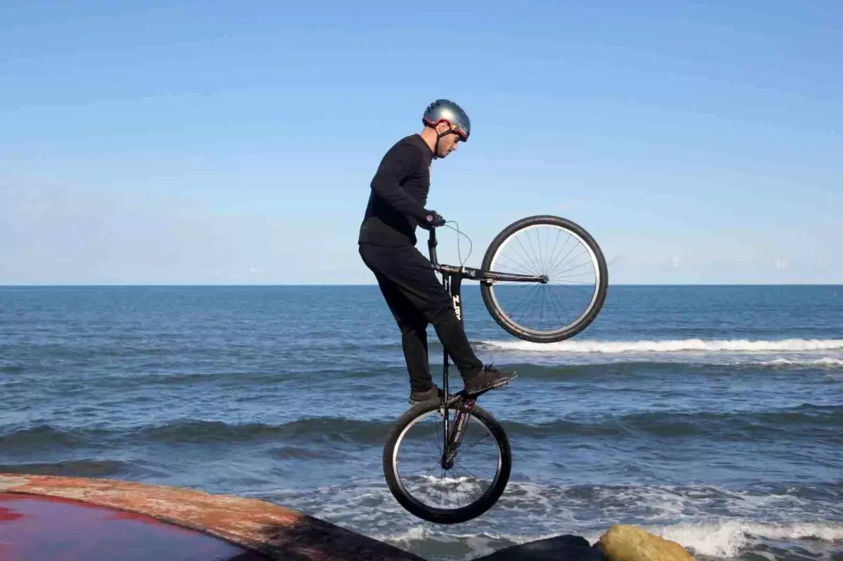 Bisiklet tutkunu gençten nefes kesen gösteri: Sahil kayalıkları parkuru oldu