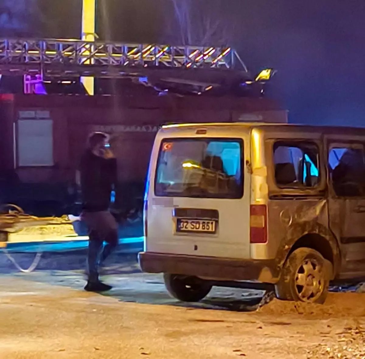 Isparta'da kontrolden çıkan hafif ticari araç devrildi: 2 yaralı