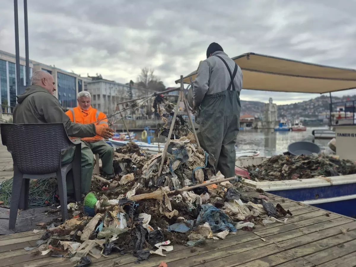Zonguldaklı balıkçıların ağına yaklaşık 1 ton çöp takıldı