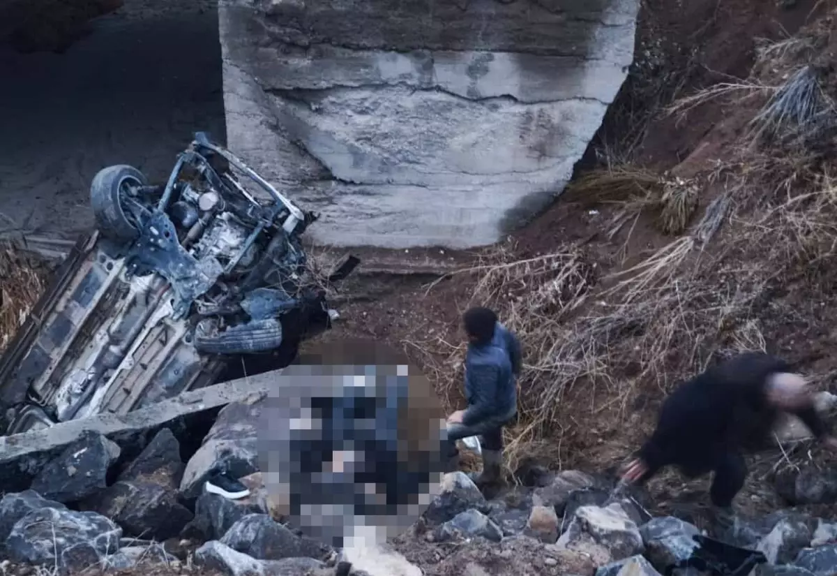 Sivas'ta otomobil menfeze devrildi: 1 ölü, 2 yaralı