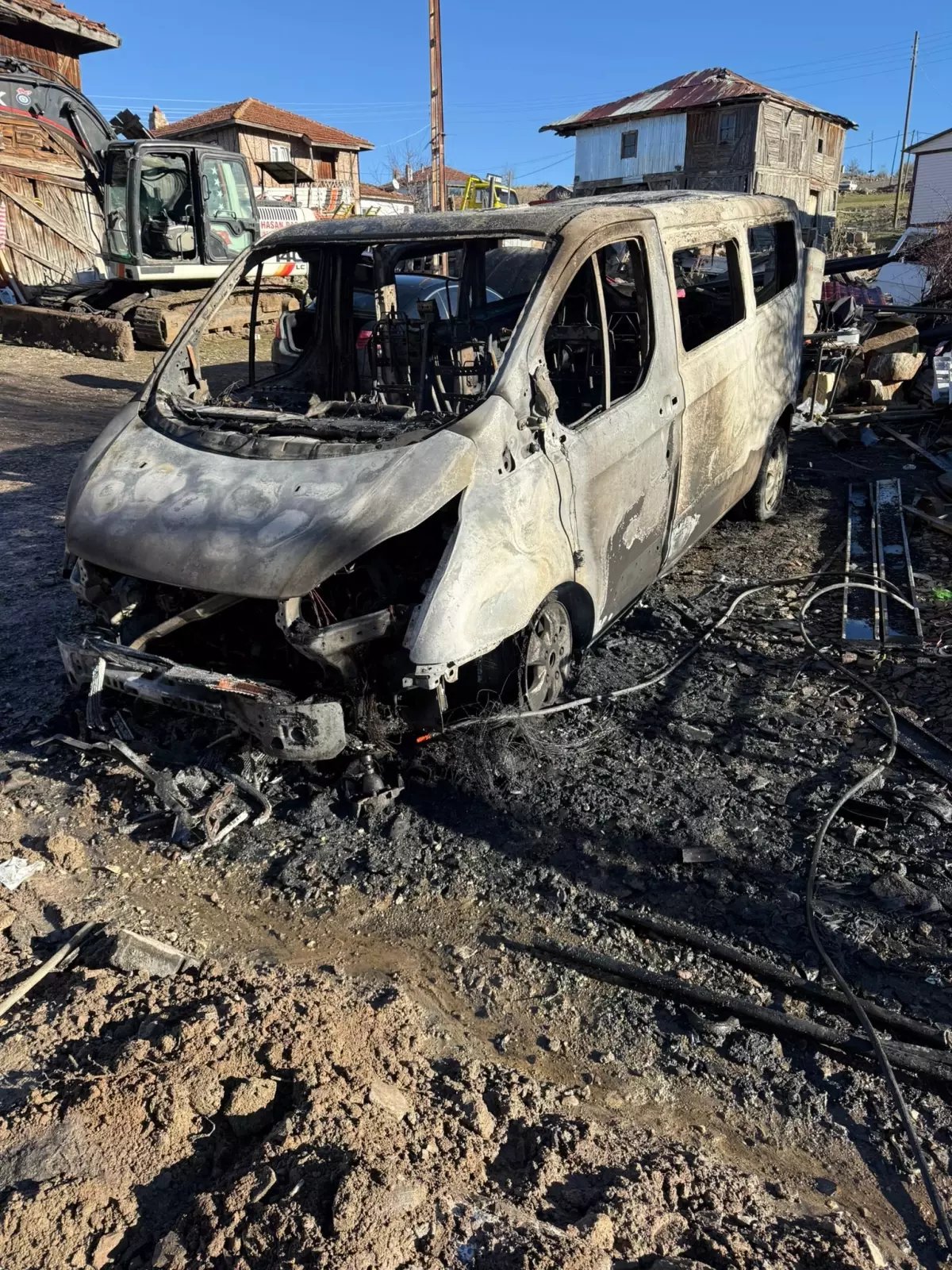 Muhtarın araçları kundaklandı