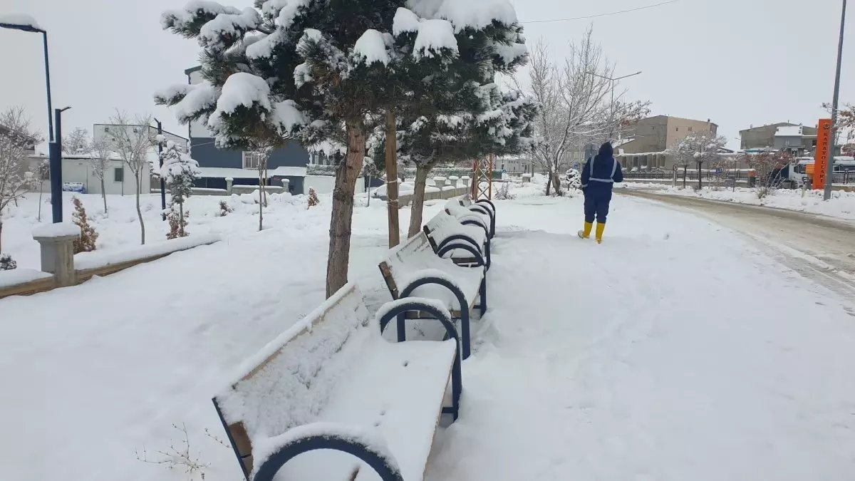 Van'da 102, Hakkari'de 70 yerleşim yerinin yolu kardan kapandı