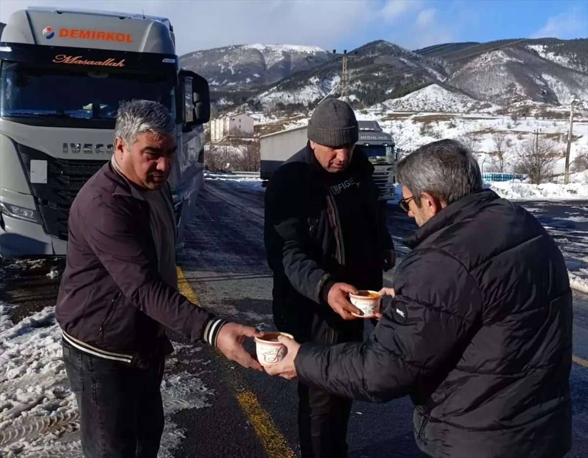 Ardahan'da kar ve tipi nedeniyle yolda kalan tır şoförlerine çorba ikram edildi