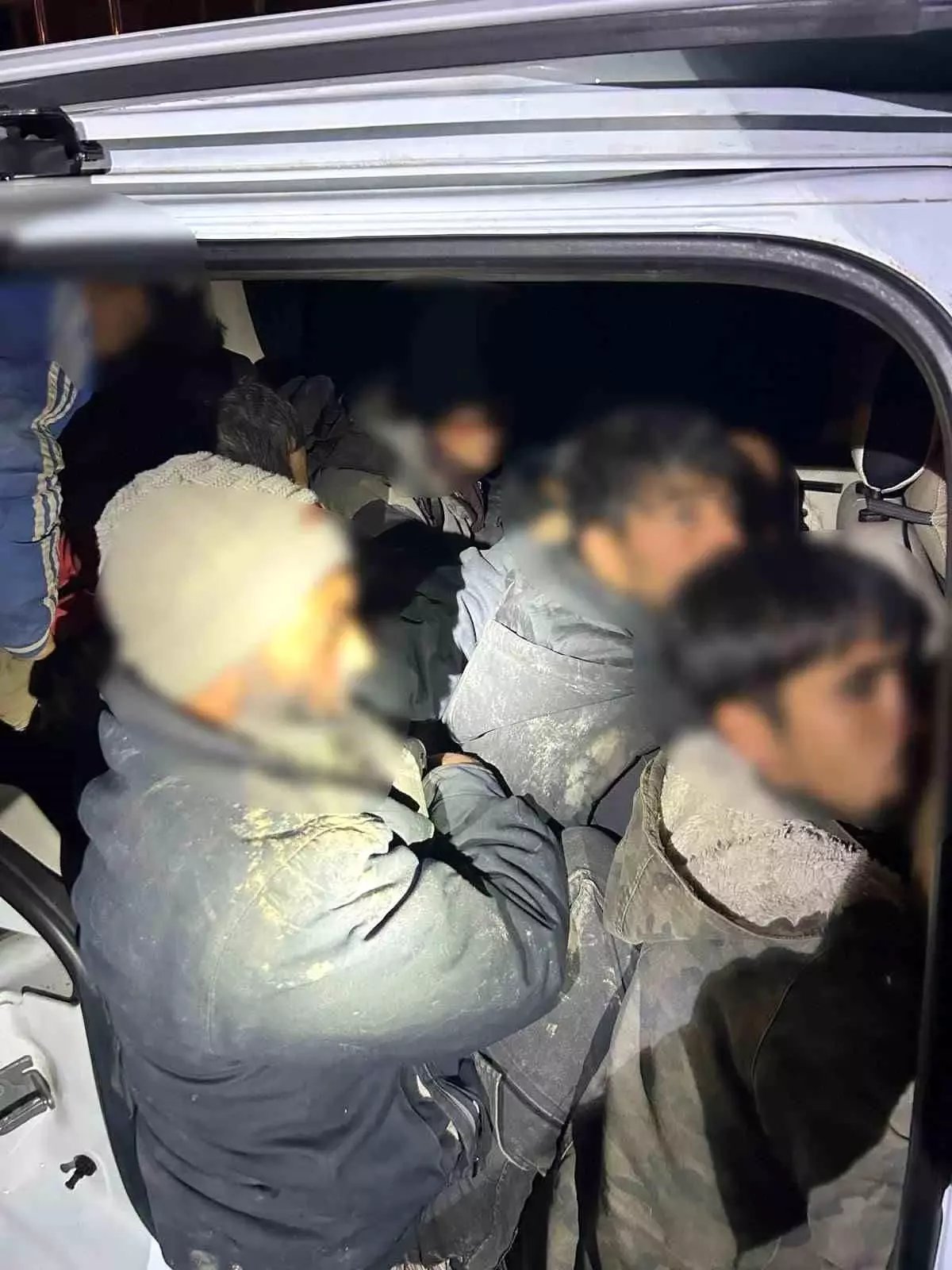Iğdır'da bir araçta 12 düzensiz göçmen ve 2 organizatör yakalandı