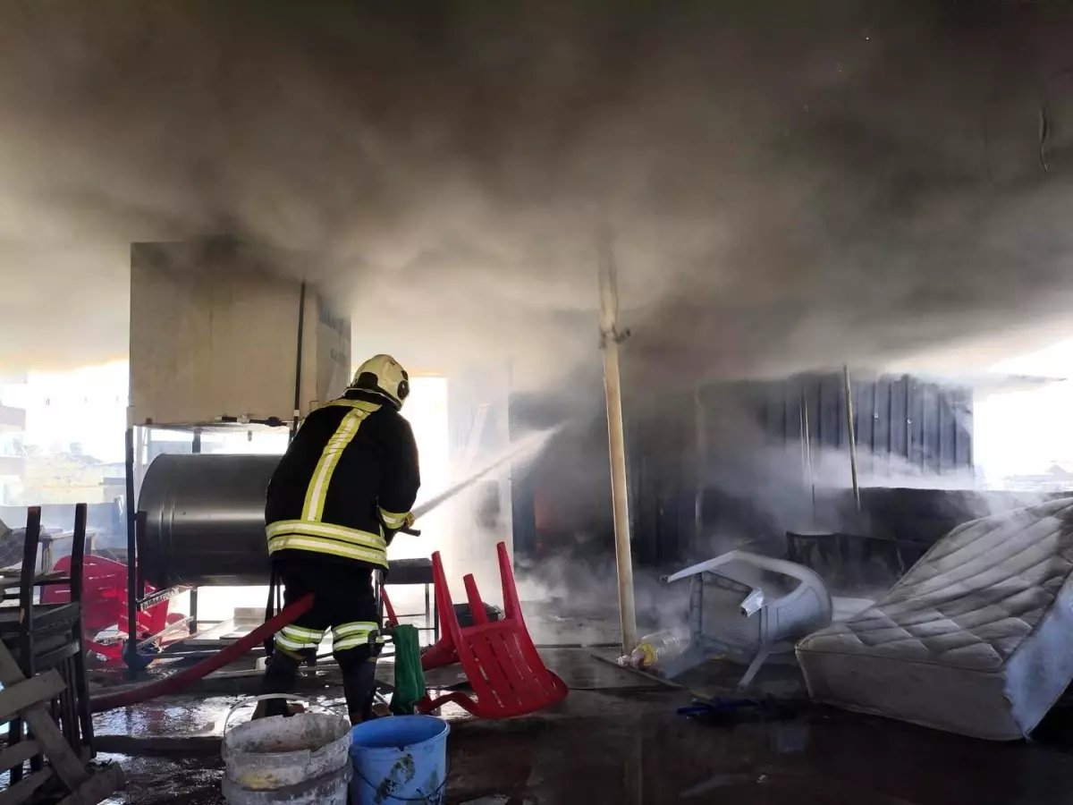 Kırıkhan'da evin çatı katı alevlere teslim oldu