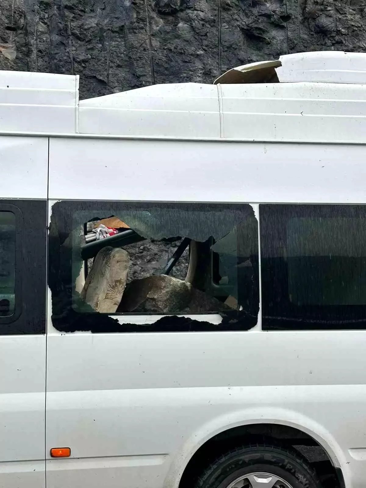 Minibüsün üzerine dev kayalar düştü, 3 kişi şans eseri kurtuldu