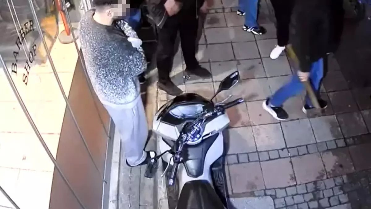 Kuaför dükkanına baltalı saldırı kamerada