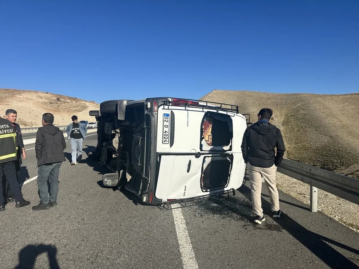 Adıyaman'da minibüsle otomobilin çarpıştığı kazada 4 kişi yaralandı