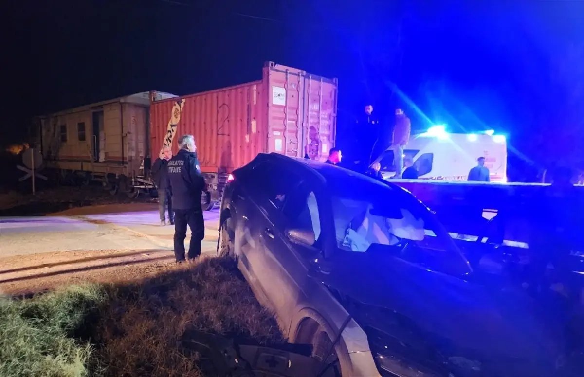 Malatya'da yük treninin otomobile çarpması sonucu 5 kişi yaralandı