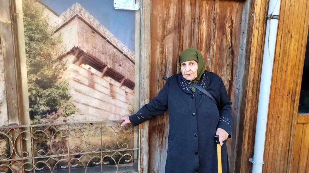 90 yaşındaki Fikriye nine manileriyle hafızalara hayran bırakıyor