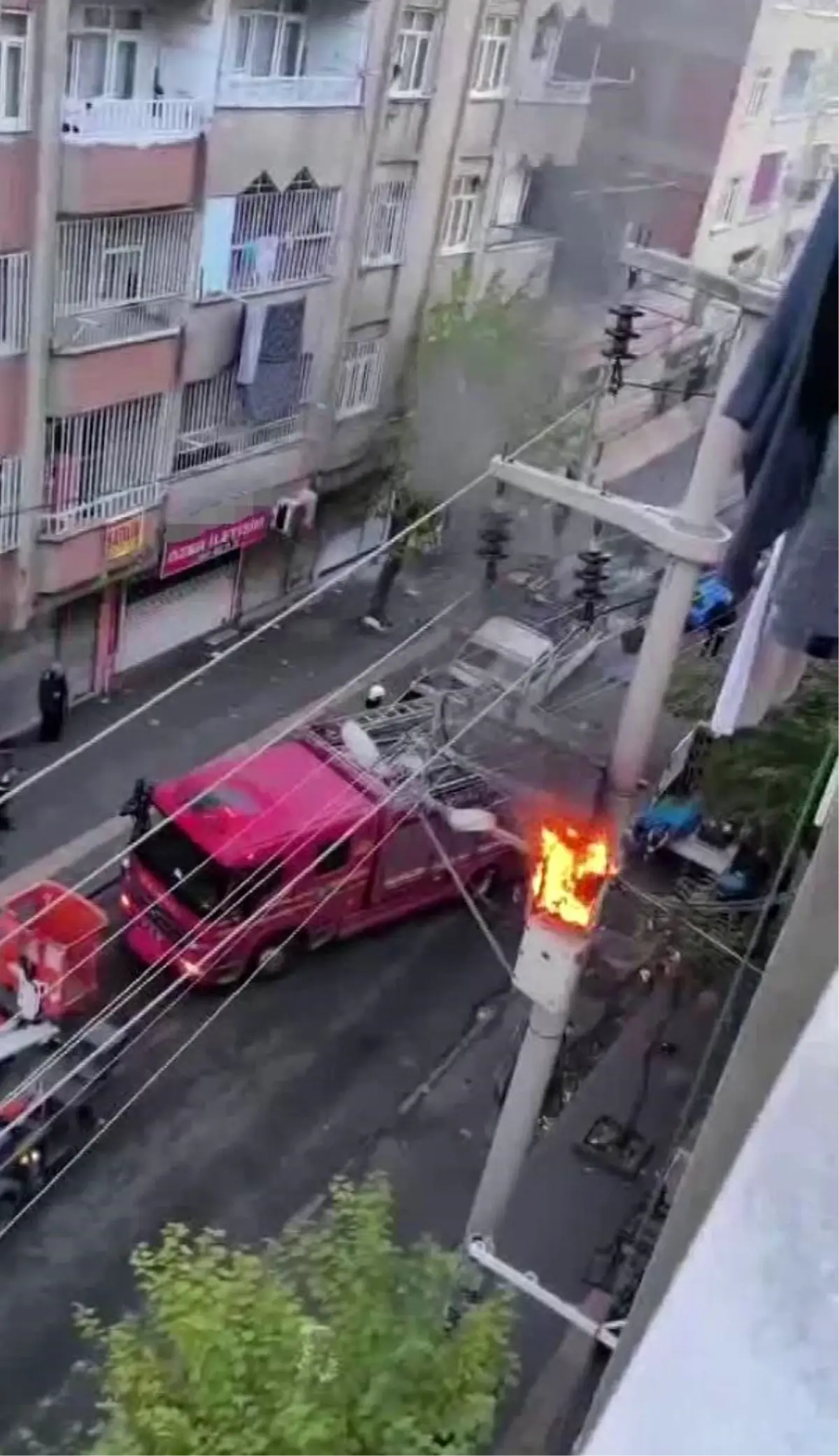 Diyarbakır'da aşırı yüke dayanamayan trafo alev aldı