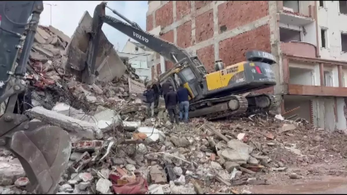 Zeytinburnu'nda kentsel dönüşüm çalışmaları sırasında iş makinesine beton parçaları düştü