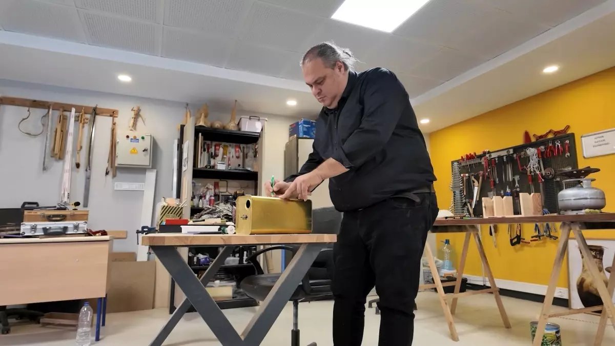 Öğretmen Emrah Kaya, Atık Malzemeleri Müzik Enstrümanına Dönüştürerek Öğrencilerine Çevre Bilinci Aşıyor